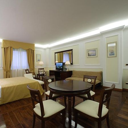 Tiberio Palace Hotel Наполи Екстериор снимка