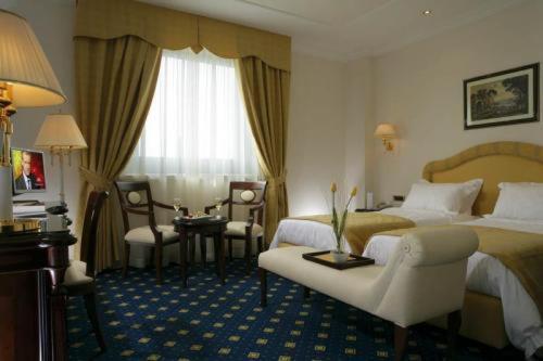 Tiberio Palace Hotel Наполи Стая снимка