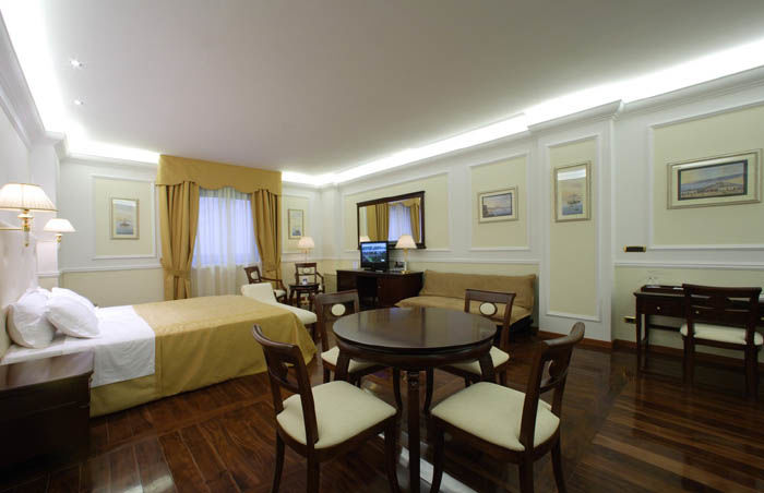 Tiberio Palace Hotel Наполи Стая снимка